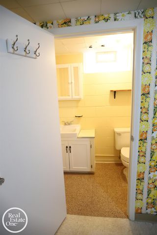 21111 Lennon Street, Harper Woods, MI 48225