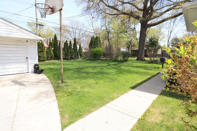 21111 Lennon Street, Harper Woods, MI 48225