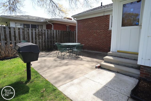 21111 Lennon Street, Harper Woods, MI 48225