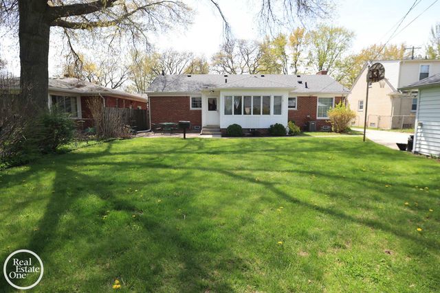 21111 Lennon Street, Harper Woods, MI 48225