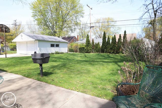 21111 Lennon Street, Harper Woods, MI 48225