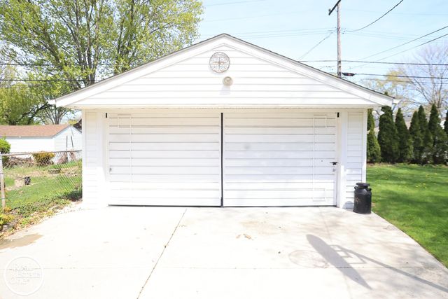 21111 Lennon Street, Harper Woods, MI 48225