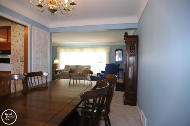 21111 Lennon Street, Harper Woods, MI 48225