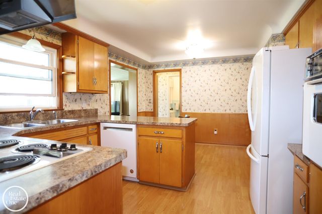 21111 Lennon Street, Harper Woods, MI 48225