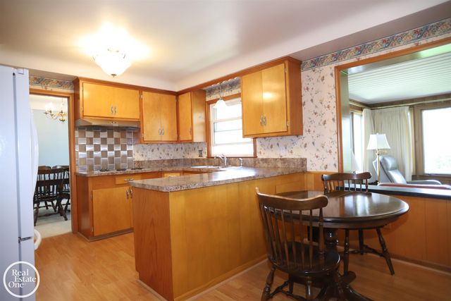 21111 Lennon Street, Harper Woods, MI 48225