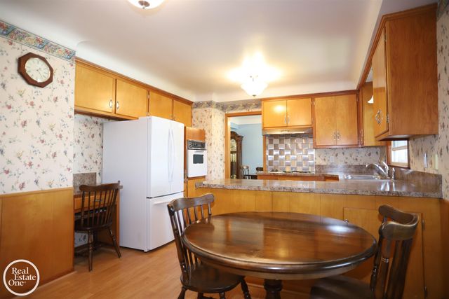 21111 Lennon Street, Harper Woods, MI 48225