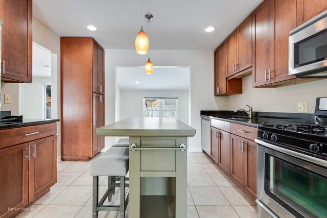 226 Charlotte Place, Mundelein, IL 60060