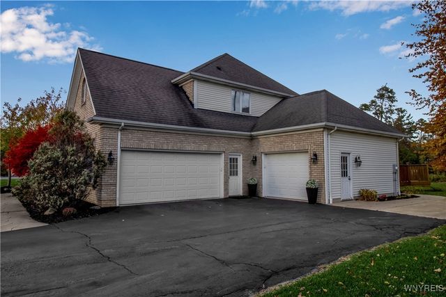 12 Woodthrush Trail, Orchard Park, NY 14127