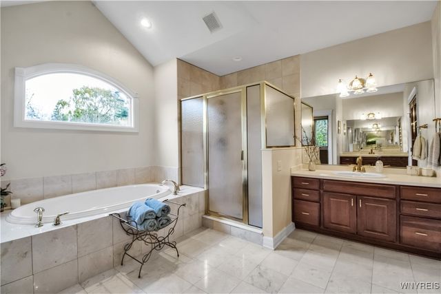 12 Woodthrush Trail, Orchard Park, NY 14127