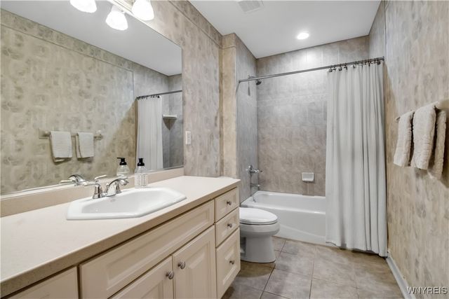 12 Woodthrush Trail, Orchard Park, NY 14127