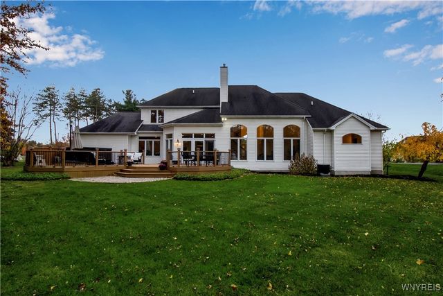 12 Woodthrush Trail, Orchard Park, NY 14127