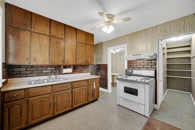 2806 Schrage Avenue, Whiting, IN 46394