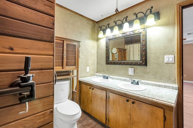 16986 N Sunflower Ave, Gardendale, TX 79758