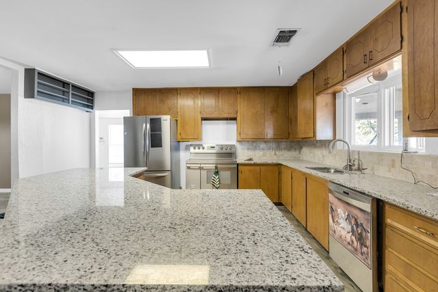 16986 N Sunflower Ave, Gardendale, TX 79758