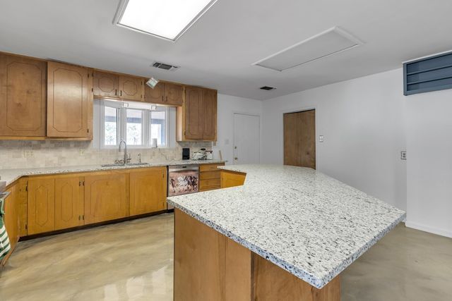 16986 N Sunflower Ave, Gardendale, TX 79758