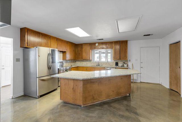 16986 N Sunflower Ave, Gardendale, TX 79758