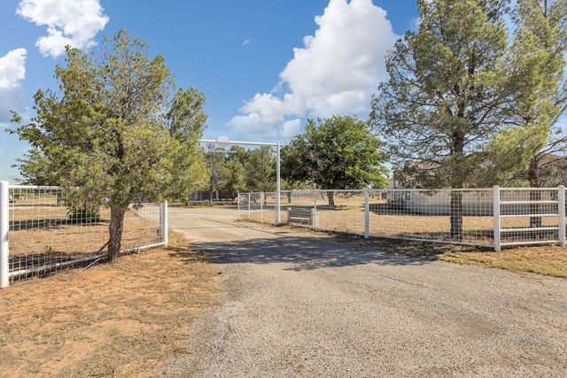 16986 N Sunflower Ave, Gardendale, TX 79758