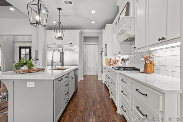 719 W 109th Place S, Jenks, OK 74037