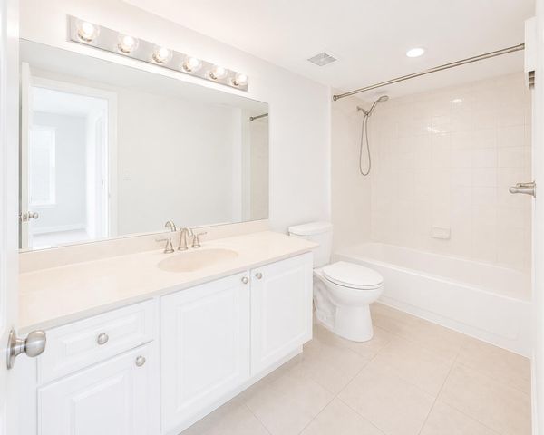 711 N Pine Island Road 204, Plantation, FL 33324