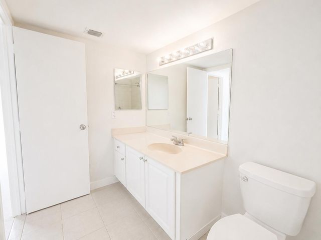 711 N Pine Island Road 204, Plantation, FL 33324