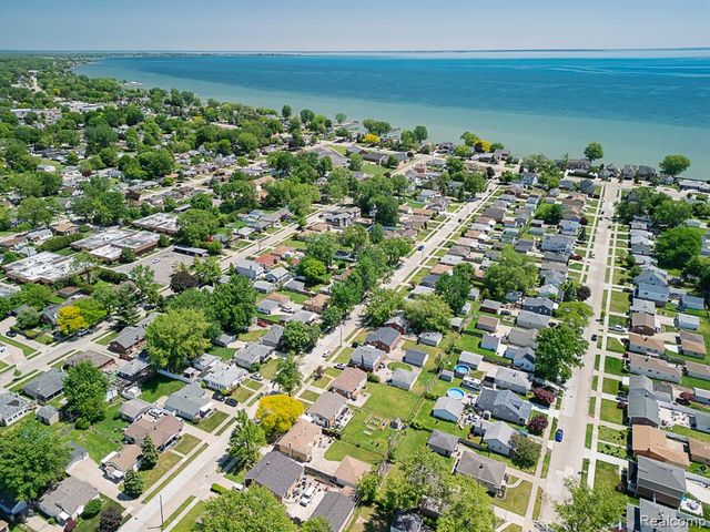 22612 Arcadia Street, Saint Clair Shores, MI 48082
