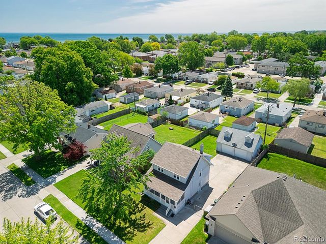 22612 Arcadia Street, Saint Clair Shores, MI 48082