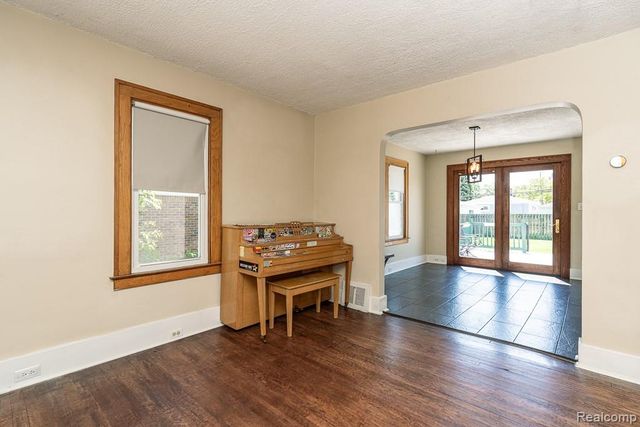 22612 Arcadia Street, Saint Clair Shores, MI 48082