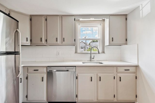 52 Auburn St, Lowell, MA 01852