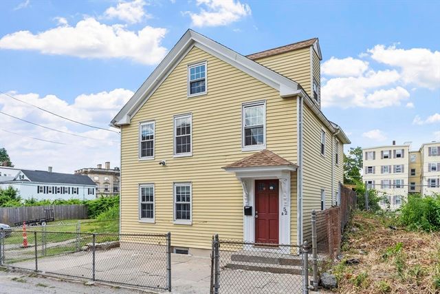 52 Auburn St, Lowell, MA 01852