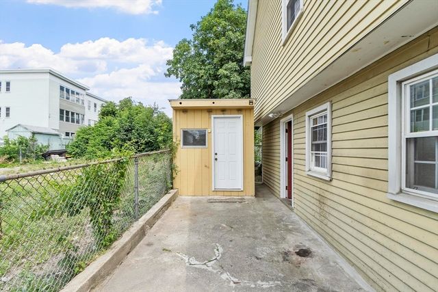 52 Auburn St, Lowell, MA 01852