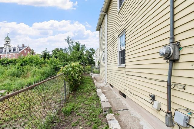 52 Auburn St, Lowell, MA 01852