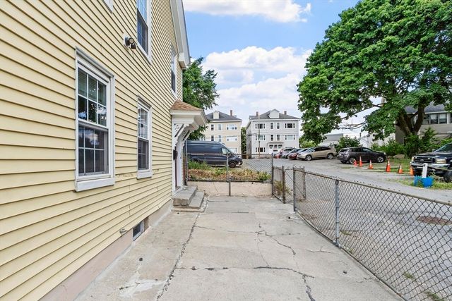 52 Auburn St, Lowell, MA 01852