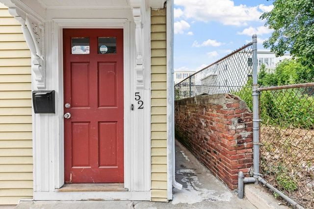 52 Auburn St, Lowell, MA 01852