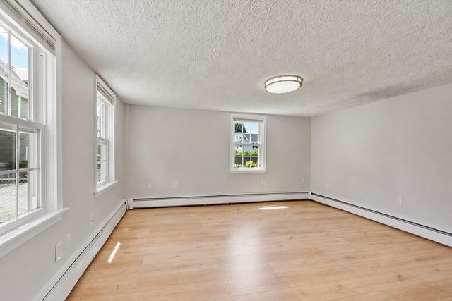 52 Auburn St, Lowell, MA 01852