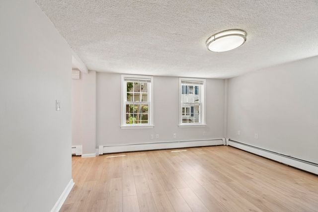 52 Auburn St, Lowell, MA 01852