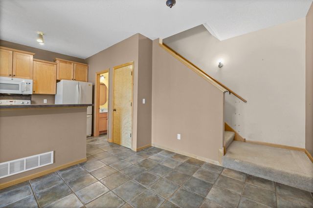 2320 Lower Afton Road E 423, Maplewood, MN 55119