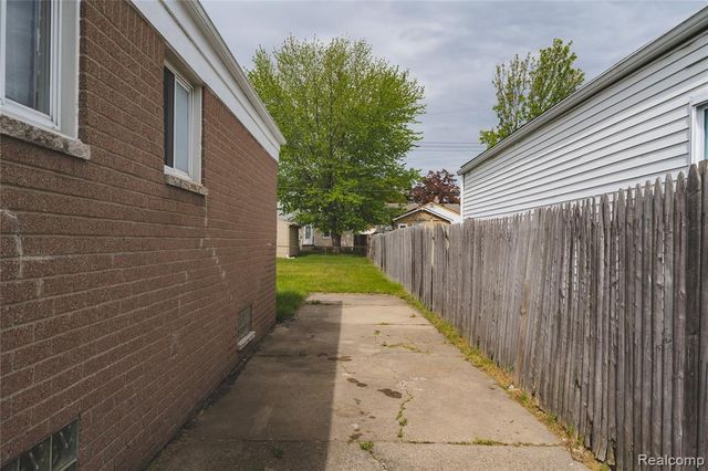 27441 Bohnhoff Street, Roseville, MI 48066