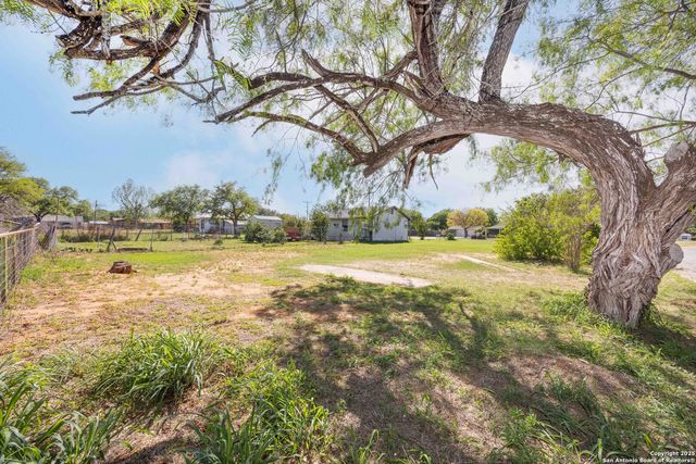 418 N Cedar, Pearsall, TX 78061