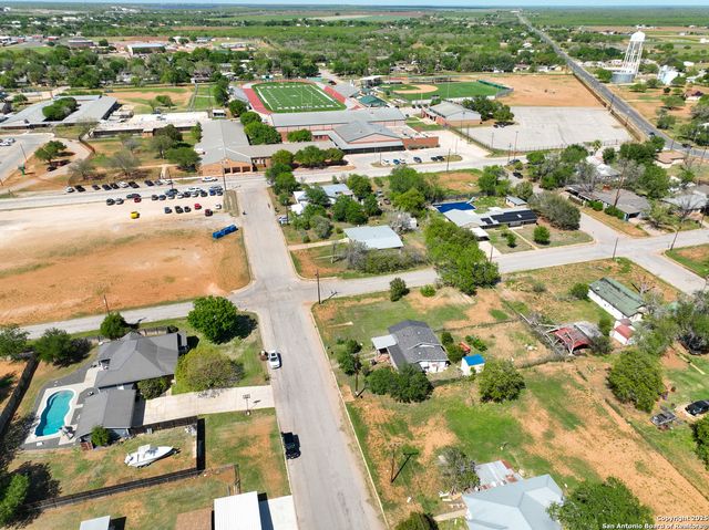 418 N Cedar, Pearsall, TX 78061