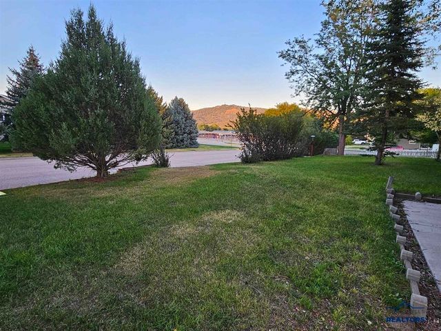 2011 JENNINGS AVE, Hot Springs, SD 57747