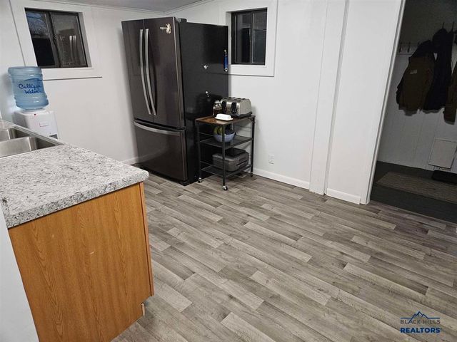 2011 JENNINGS AVE, Hot Springs, SD 57747