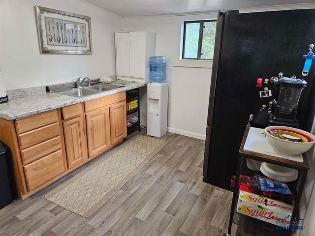 2011 JENNINGS AVE, Hot Springs, SD 57747