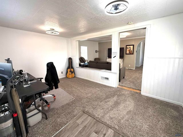 2011 JENNINGS AVE, Hot Springs, SD 57747