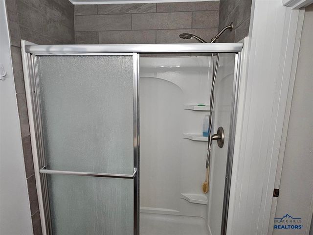 2011 JENNINGS AVE, Hot Springs, SD 57747