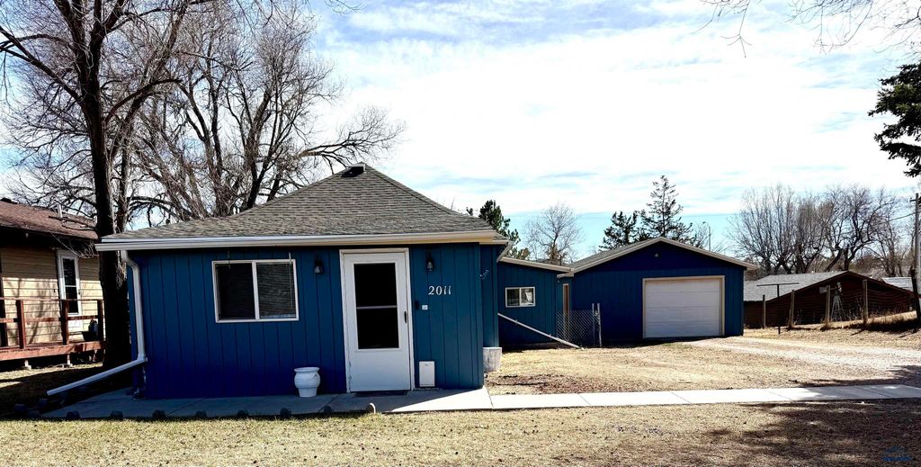 2011 JENNINGS AVE, Hot Springs, SD 57747