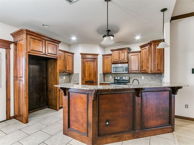 291 Hillside Drive, Harrah, OK 73045