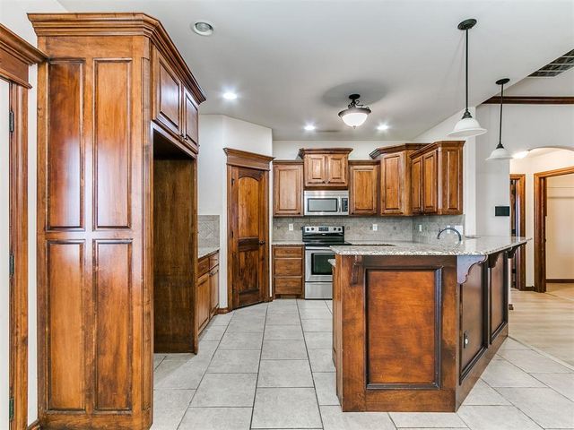 291 Hillside Drive, Harrah, OK 73045