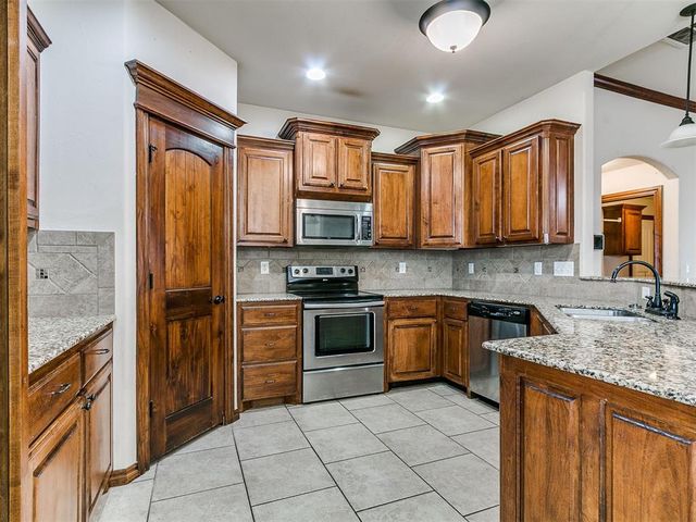 291 Hillside Drive, Harrah, OK 73045