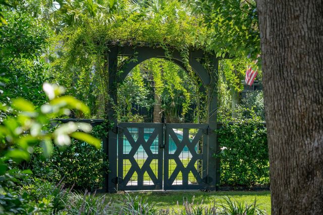 995 Ashley Avenue, Charleston, SC 29403