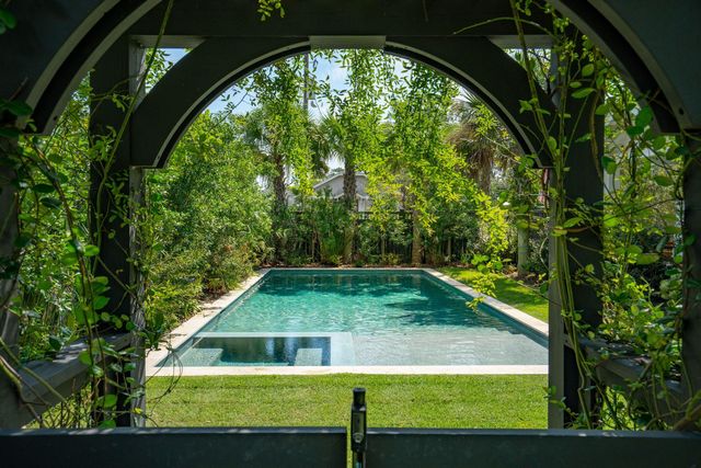 995 Ashley Avenue, Charleston, SC 29403